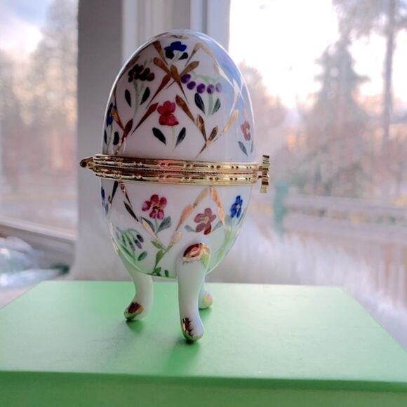 FORMALITIES by Baum Bros egg handpainted 10K gold trim - Picture 4 of 13